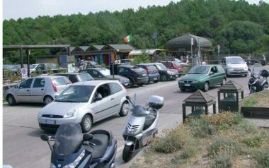 Un parcheggio a Marina di Vecchiano