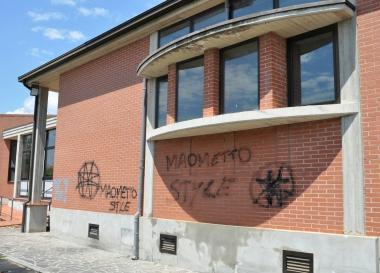Don Mennem Sopra alcune delle scritte sui muri della chiesa  