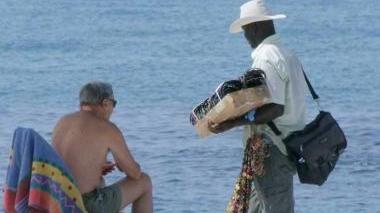 Un venditore ambulante in spiaggia