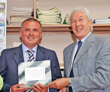 Lon. Innocenti premia Claudio Bellari. Sotto Cristina e Laura Zini con Giacomo Trinci 