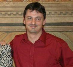 Domenico Ragone e una veduta dallalto di turisti in centro a San Miniato durante una manifestazione 
