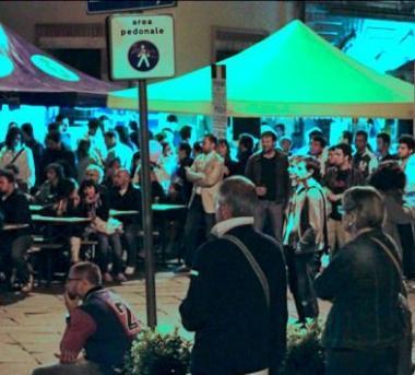 <b>FOLLA.</b> Nelle piazze della citt&agrave; per la festa della birra A destra si prepara una spina 