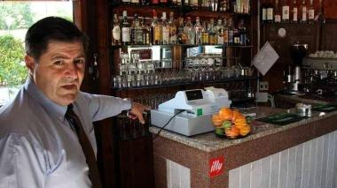 Vinchesi mostra il registratore di cassa scassinato e, sopra la finestra forzata e gli spiccioli persi dai ladri in fuga