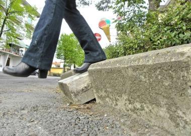 Un marciapiede (e a destra, una strada) in cattive condizioni 
