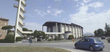 La chiesa del Cep e, sopra, la sala dell’ex cinema 20+1 dove saràè costruito l’emporio