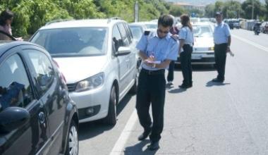 Una pattuglia di vigili urbani multa le auto in divieto di sosta sul viale Italia ad Ardenza