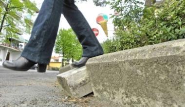 Cause a raffica contro il Comune per le buche nelle strade e nei marciapiedi