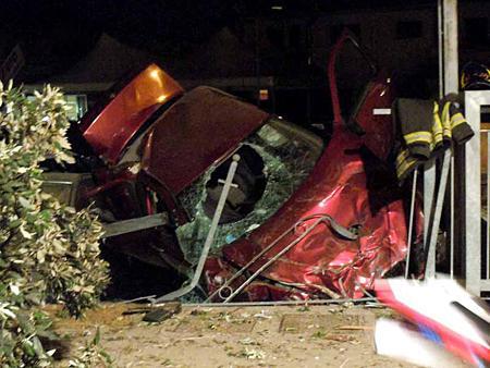 Auto si ribalta durante una gara tra amici, muore una ragazza, due feriti