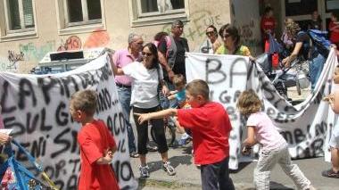Un momento della protesta contro i cani a Villa Fabbricotti di venerdì Sotto alcune immagini del parco