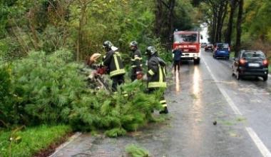 Maltempo: incidente e allagamenti in Fi-Pi-Li. Il vento scoperchia un capannone