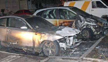 Piromani in azione nella notte, distrutti auto e scooter