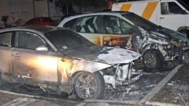 Piromani in azione nella notte, distrutti auto e scooter