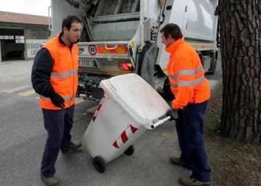 Gli operatori impegnati nel ritiro dei rifiuti  