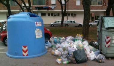 La campana svuotata dai rifiuti ma con intorno i sacchetti che in precedenza erano stati lasciati fuori 