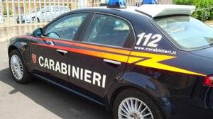 Si schianta contro la vetrina del negozio e scappa