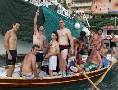 <b>PALIOTTO.</b> Lequipaggio vincitore esulta 