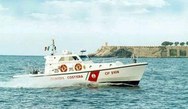 Ore di allarme in mare per una coppia in barca