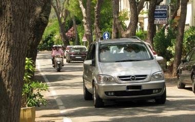 Mezzi in contromano in via Pascoli a Quercianella ieri mattina   