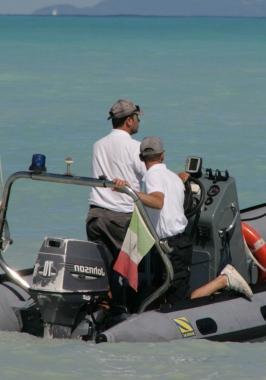 Il gommone della guardia costiera e, a destra, la motovedetta della capitaneria  