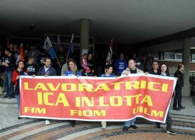 Aprile 2010: la protesta delle lavoratrici dellIca sotto il municipio di Aulla  
