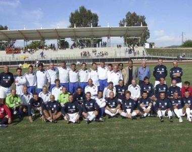 Foto di gruppo di una gara tra Pisa Grande Cuore e Nazionale Sindaci 