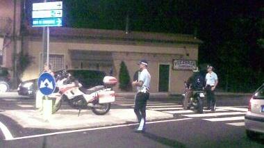 <b>CONTROLLI.</b> La municipale di Camaiore al lavoro nelle ore serali