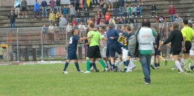 Un po di parapiglia in campo nel finale di gara, con il risultato gi&agrave; compromesso per il Pontedera 