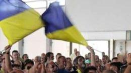 I tifosi a Carrarafiere e, a sinistra Bobo Vieri in tribuna a Prato