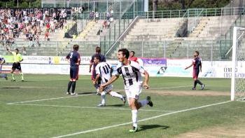 Bocalon esulta dopo aver segnato il suo secondo gol in Viareggio-Cosenza, andata playout