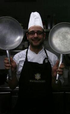 <strong>CUOCO. </strong>Un’immagine di Francesco Commodaro ai fornelli