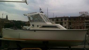<b>INVESTITA.</b> La piccola imbarcazione a bordo della quale c’erano i tre pescatori