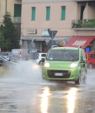 Il nubifragio abbatuttosi in citt&agrave; con oltre 36 millimetri di pioggia in meno di unora ha causato problemi al traffico e provocato allagamenti e disagi in periferia e nella Piana (vip) 
