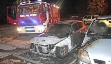La Bmw distrutta dalle fiamme in via Guido Rossa, con accanto la Renault danneggiata 