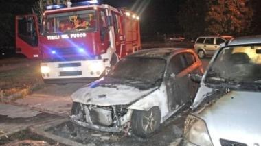 La Bmw distrutta dalle fiamme in via Guido Rossa, con accanto la Renault danneggiata