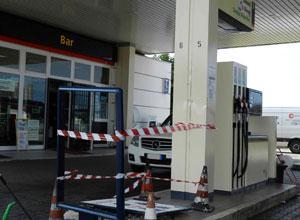 Sradicato l'accetta-banconote al self service del distributore
