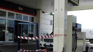 Sradicato l'accetta-banconote al self service del distributore