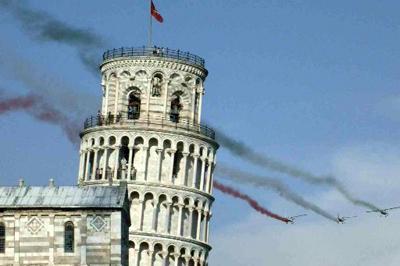Quando quel primo pilota volò sulla Torre di Pisa