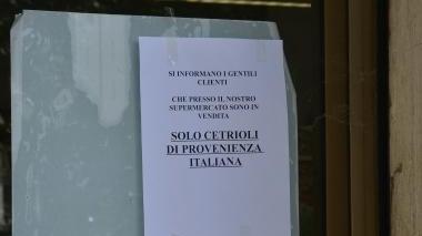 «Solo cetrioli italiani» Cartello al supermercato