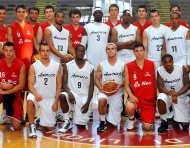 <b>GALOPPO. </b>Le due squadre prima della partita 