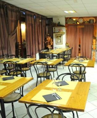 La sala principale della pizzeria aglianese 