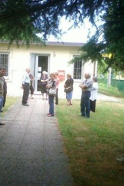 File e disagi dentro (in alto) e fuori dagli uffici postali della zona 