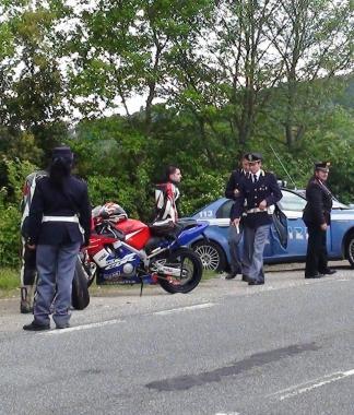 Agenti della polizia impegnati nei controlli 