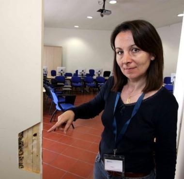 Una delle porte forzate e lingresso dellAsev 