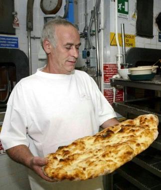 Eli Falorni nel suo panificio Falorni    