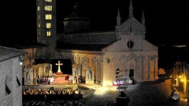 <b>SPETTACOLO </b>per orecchie e per occhi con Lirica in piazza a Massa Marittima 