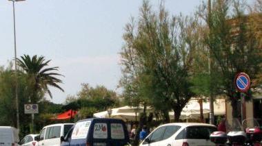 Auto in sosta vietata davanti alla Baracchina Rossa
