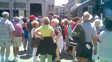 «Negozi aperti per i turisti»