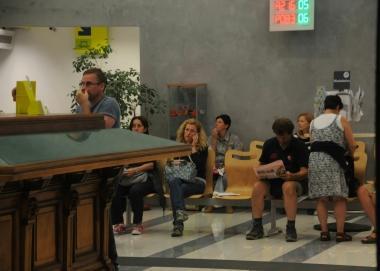 Cittadini in attesa del proprio turno alla Posta (Vip) 