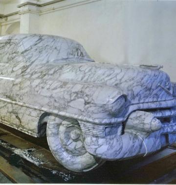 La Cadillac in marmo che fa parte delle opere di Marble Week in esposizione nel centro storico cittadino 