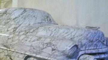 La Cadillac in marmo che fa parte delle opere di Marble Week in esposizione nel centro storico cittadino